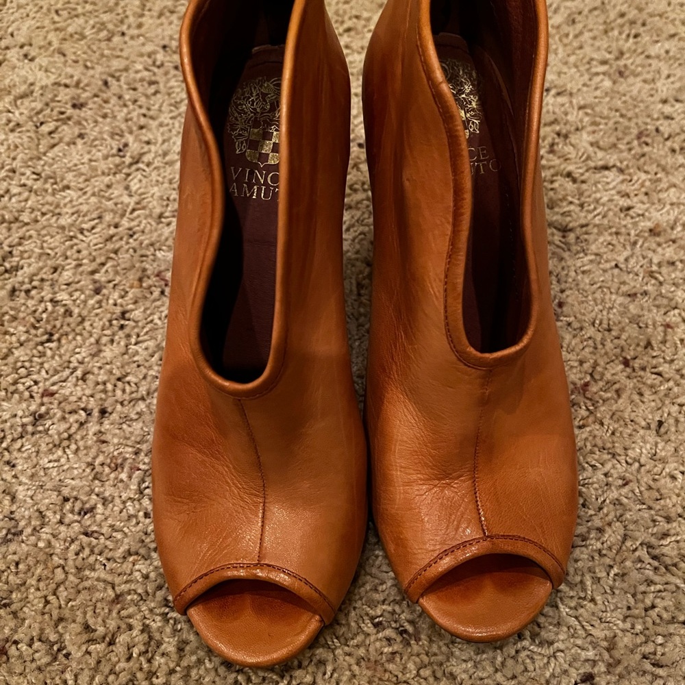 Very Cute! Vince Camuto tan leather peep toe heels. Size 5.5.
